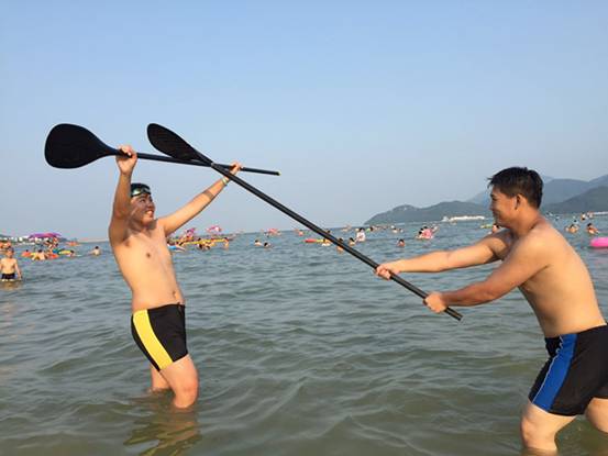 較場(chǎng)尾營(yíng)員嬉戲照片