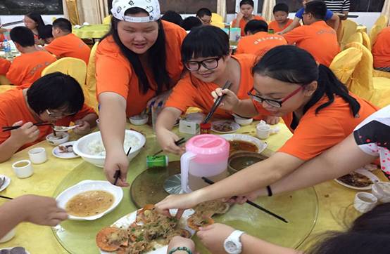 營(yíng)員大快朵頤照片