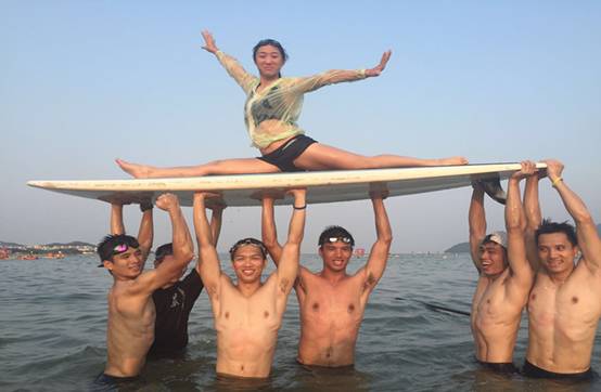 營(yíng)員水中擺個(gè)poss