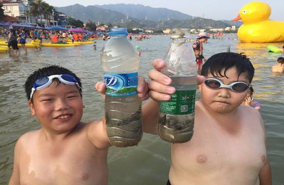 哥倆好，抓螃蟹照片