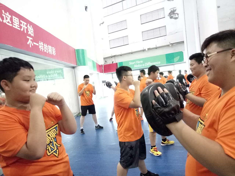 封閉減肥夏令營